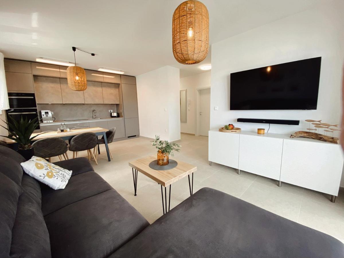 Apartment Agnes With 63 M2 Rooftop Terrace, Grill And Pool Okrug Gornji Exterior foto