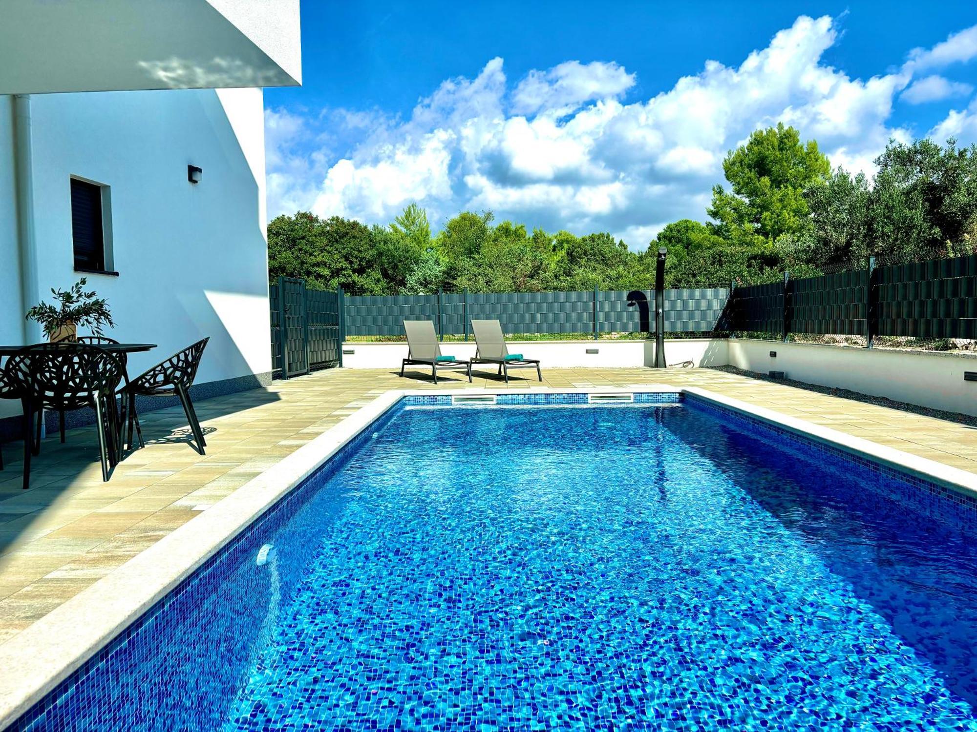 Apartment Agnes With 63 M2 Rooftop Terrace, Grill And Pool Okrug Gornji Exterior foto